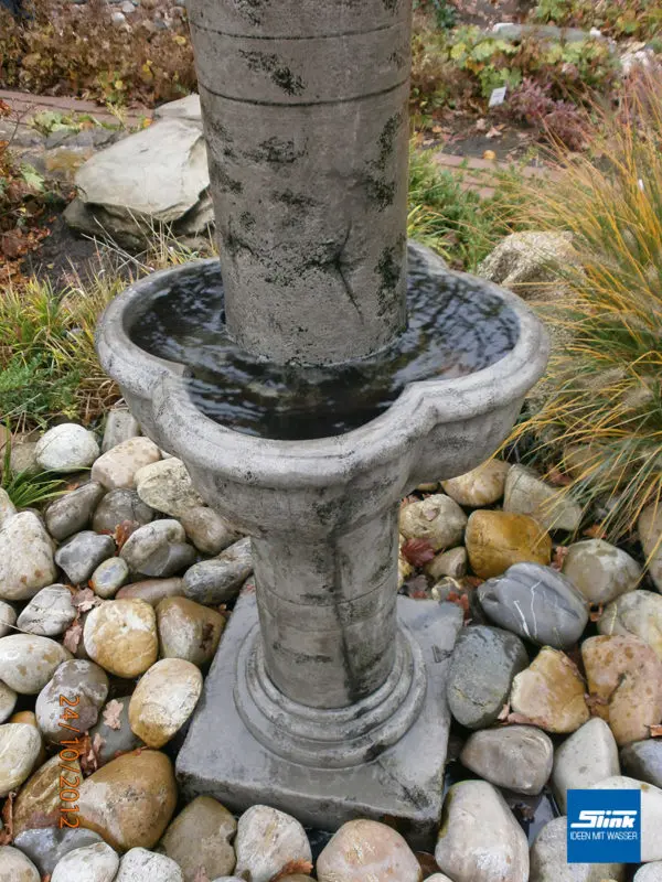 Springbrunnen in Säulenform mit Vierjahreszeitn-Gesichtern - für verträumte Gärten und alte Herrenhäuser.