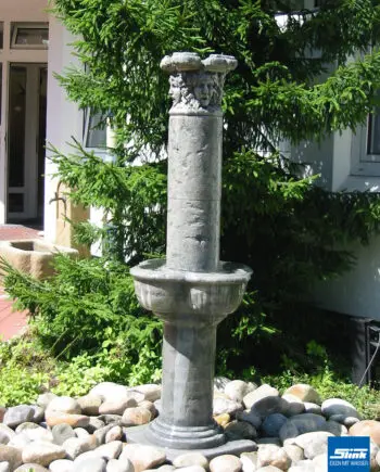 Springbrunnen in Säulenform mit Vierjahreszeitn-Gesichtern - für verträumte Gärten und alte Herrenhäuser.