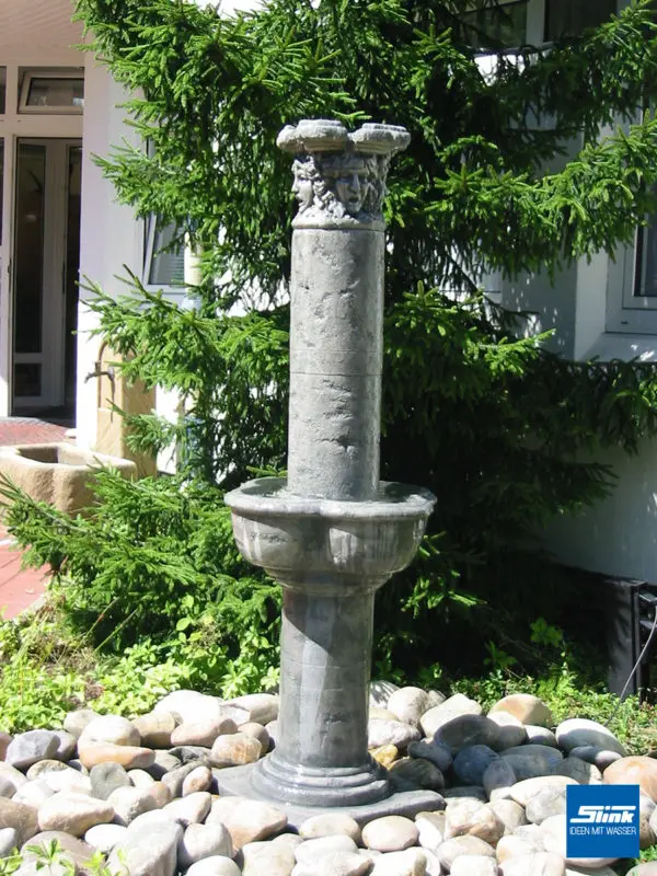 Springbrunnen in Säulenform mit Vierjahreszeitn-Gesichtern - für verträumte Gärten und alte Herrenhäuser.