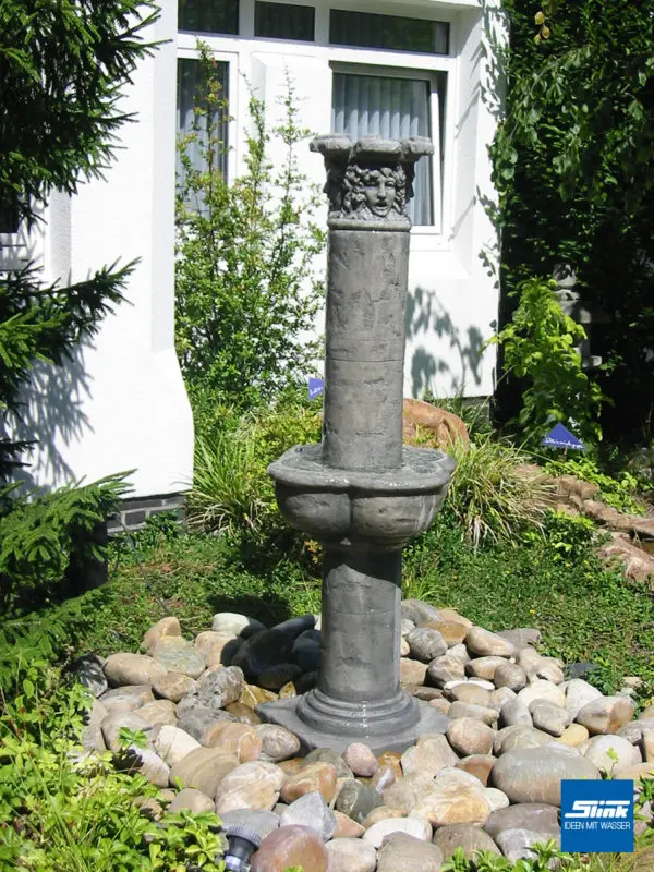 Springbrunnen in Säulenform mit Vierjahreszeitn-Gesichtern - für verträumte Gärten und alte Herrenhäuser.