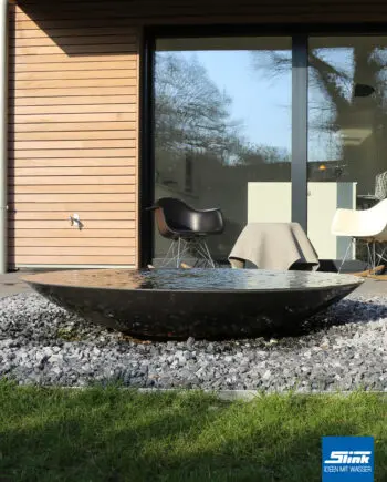 Wasserschale auf der Terrasse als leider Terrassenbrunnen für Zen-Gärten