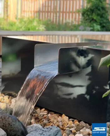 Design-Wasserfall. Edelstahl-Schütte, Wasserfall Garten, moderner Springbrunnen