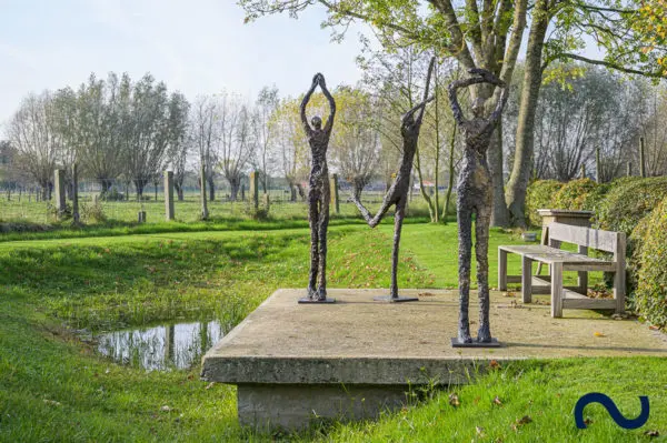 Slink Skulptur Garten groß Bronzefigur Bronzeskulptur Gartenkunst Ann Vrielinck