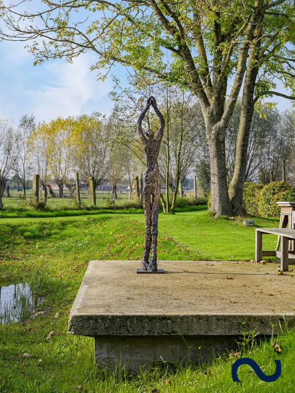 Slink Skulptur Garten groß Bronzefigur Bronzeskulptur Gartenkunst Ann Vrielinck