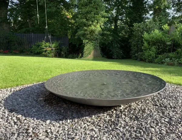 Große Wasserschale als Springbrunnen im Garten