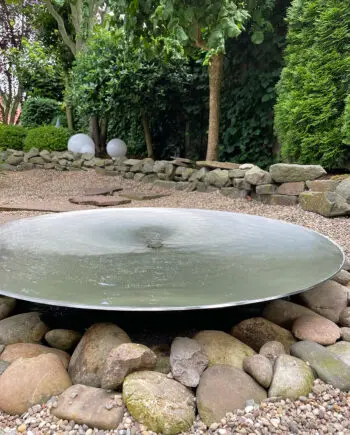 Edelstahl-Wasserschale für den Garten als Gartenbrunnen