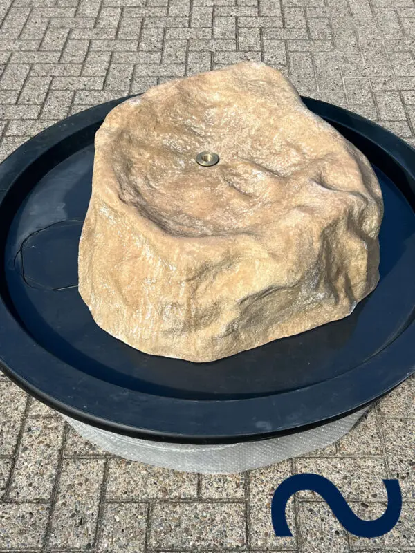 Steinbrunnen aus GFK mit Echtsteinbeschichtung als Zierbrunnen im Garten.