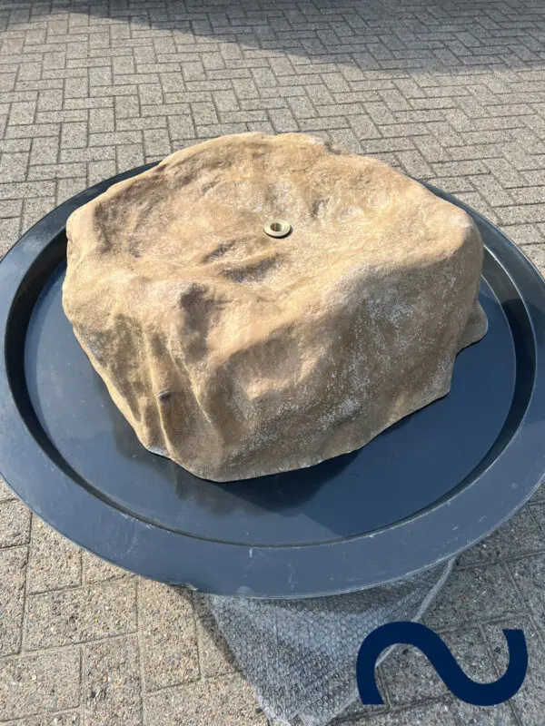 Steinbrunnen aus GFK mit Echtsteinbeschichtung als Zierbrunnen im Garten.