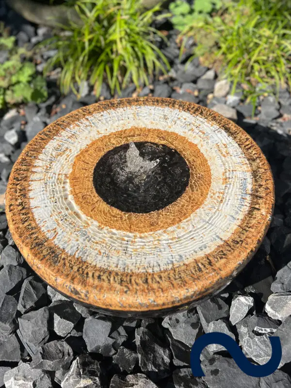 Keramikbrunnen als geschlossene Wasserschale - Gartenkunst.