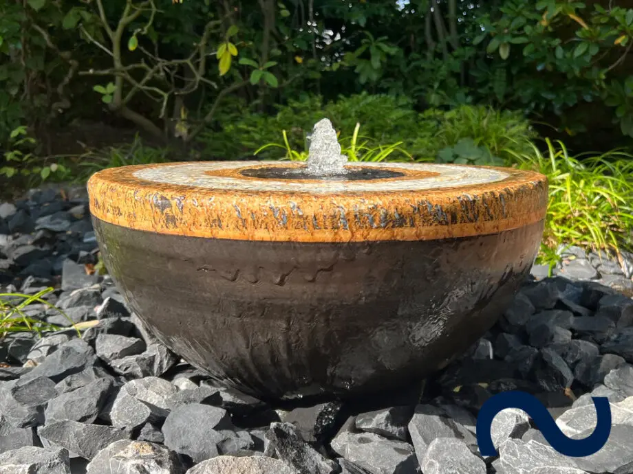 Keramikbrunnen als geschlossene Wasserschale - Gartenkunst.