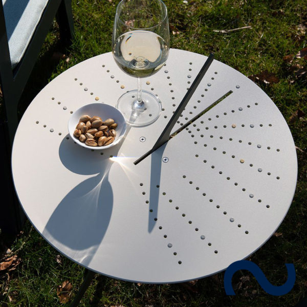 Beistelltisch, Gartentisch, Sonnenuhr, modern, Design, Coffeetable, Designtisch, Outdorr-Tisch, grün